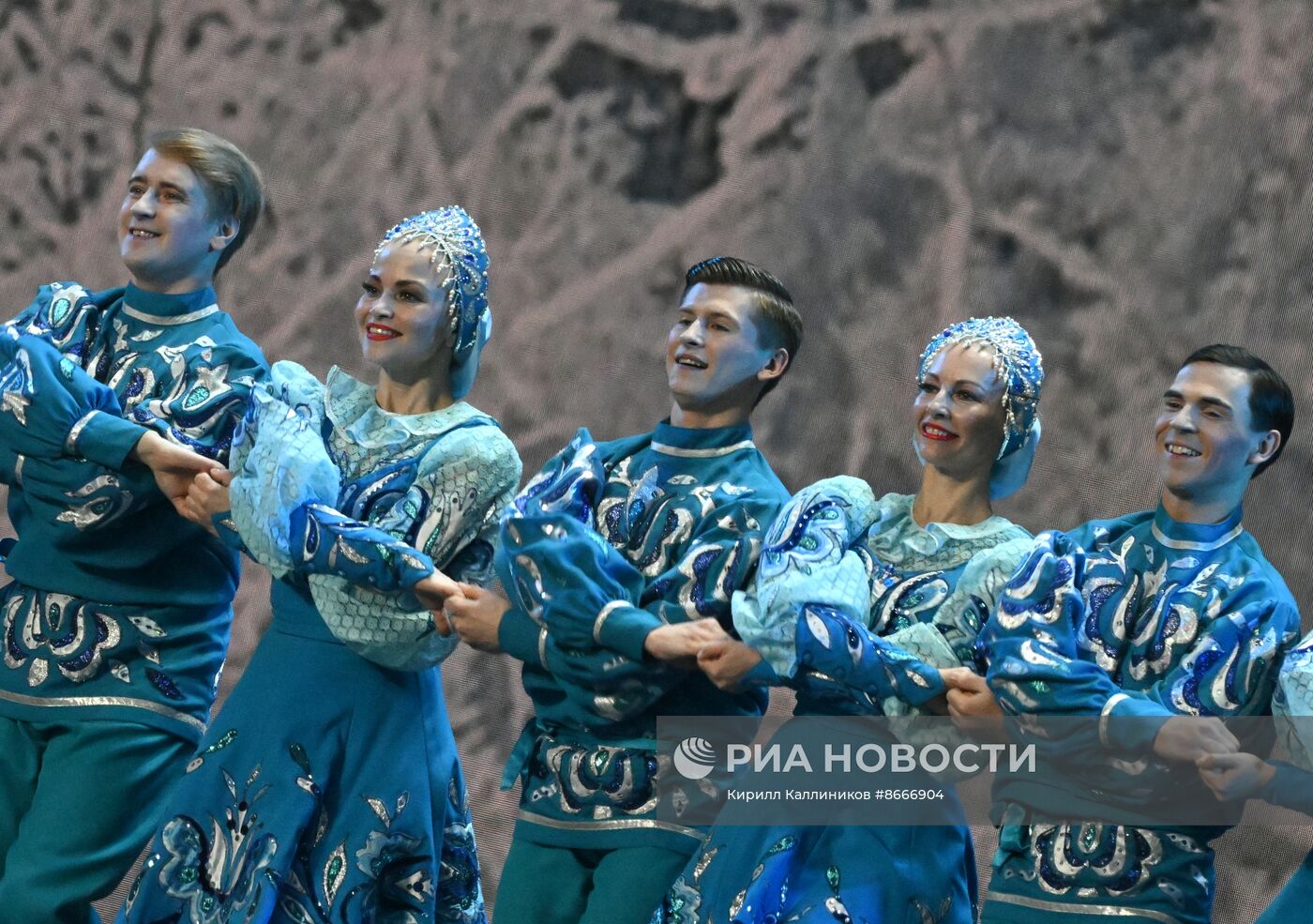 Гастроли Красноярского государственного академического ансамбля танца Сибири им. М. С. Годенко