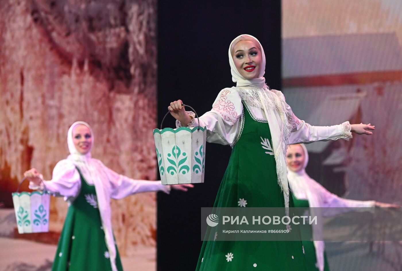 Гастроли Красноярского государственного академического ансамбля танца Сибири им. М. С. Годенко