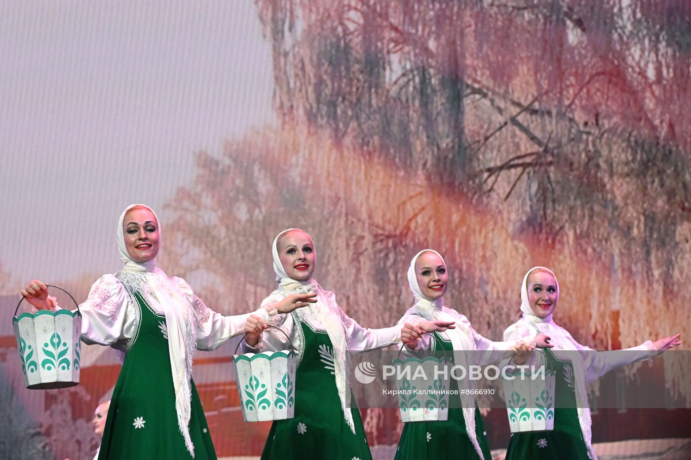 Гастроли Красноярского государственного академического ансамбля танца Сибири им. М. С. Годенко