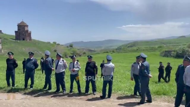 Полицейские встали стеной на участке в Воскепаре, где начато разминирование территорий в рамках делимитации границы с Азербайджаном