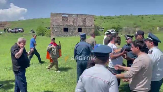 Жители тавушского села Воскепар пытаются помешать разминированию территорий, которое происходит за церковью