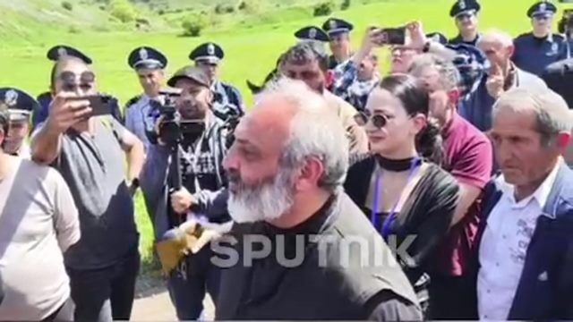 Тавушские жители хотят пройти к храму в Воскепаре, за которым началось разминирование