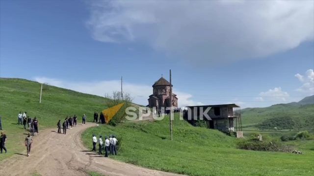 Прихожане уже вышли из церкви в Воскепаре и направляются вниз, к дороге