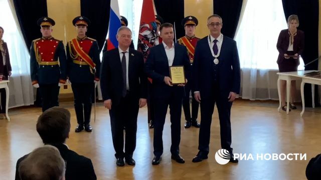 В Мосгордуме в понедельник наградили почетными грамотами 16 человек, которые помогали спасать людей во время теракта в "Крокусе"