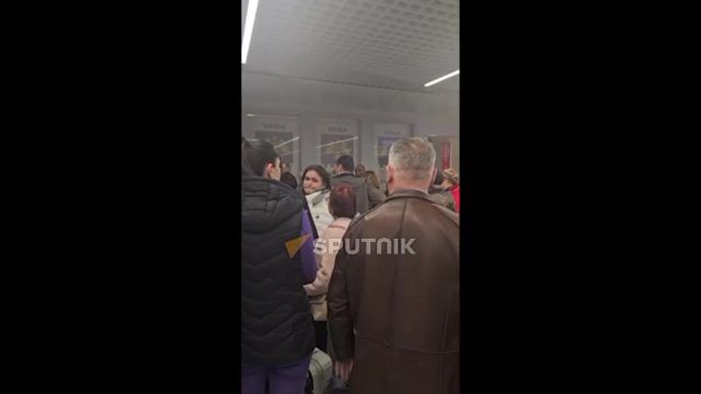 В аэропорту Кишинева непонятные люди не пускают в страну граждан Молдовы, прилетевших из Москвы со съезда оппозиции