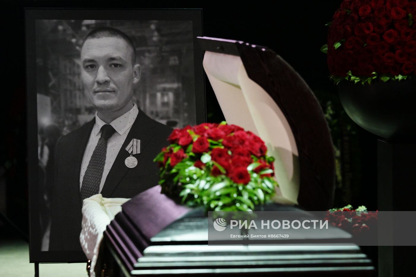 Прощание с погибшим в зоне СВО военкором "Известий" Семеном Ереминым