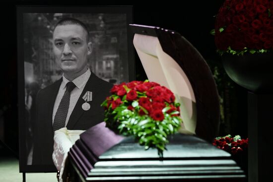 Прощание с погибшим в зоне СВО военкором "Известий" Семеном Ереминым