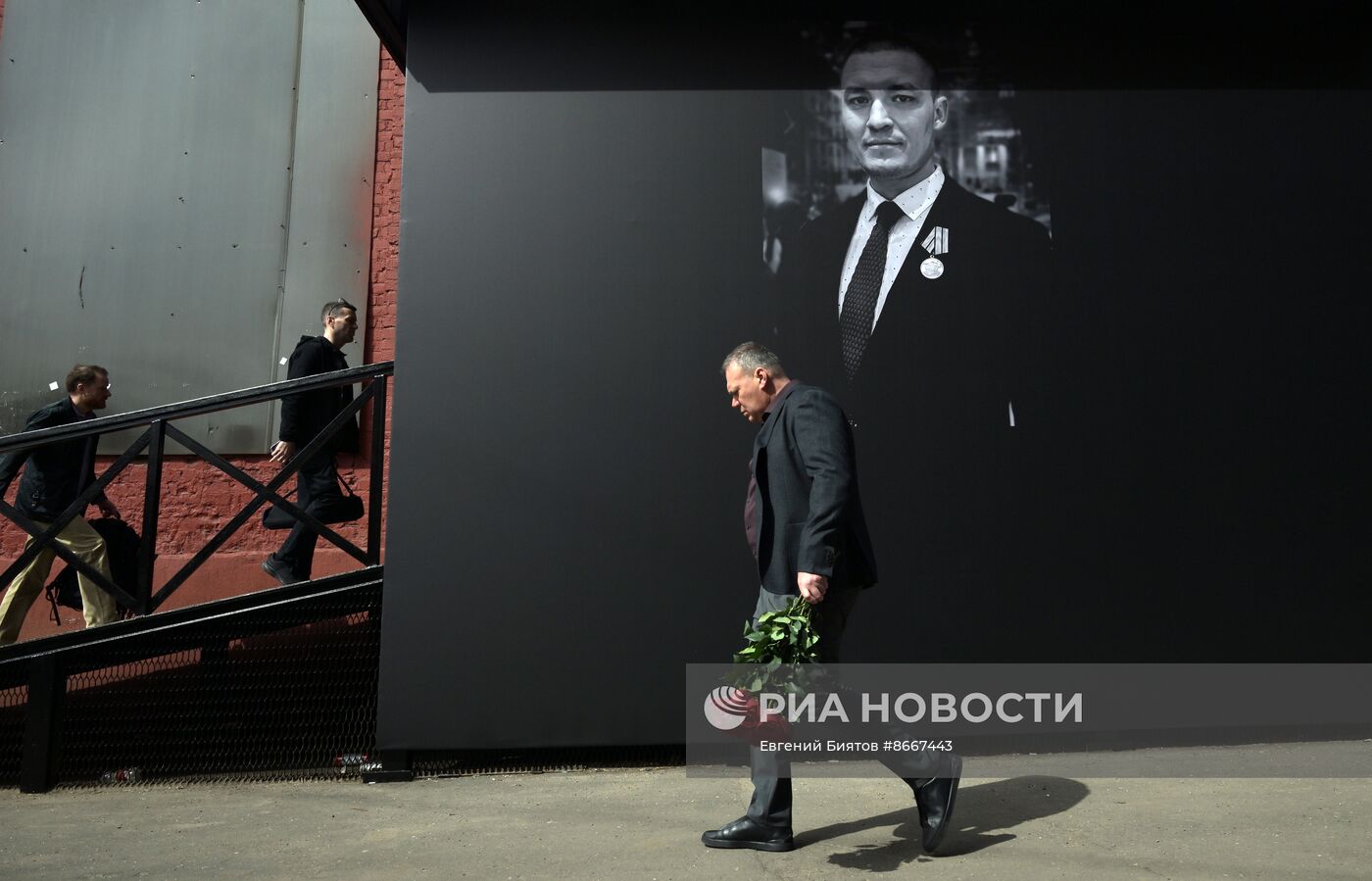 Прощание с погибшим в зоне СВО военкором "Известий" Семеном Ереминым