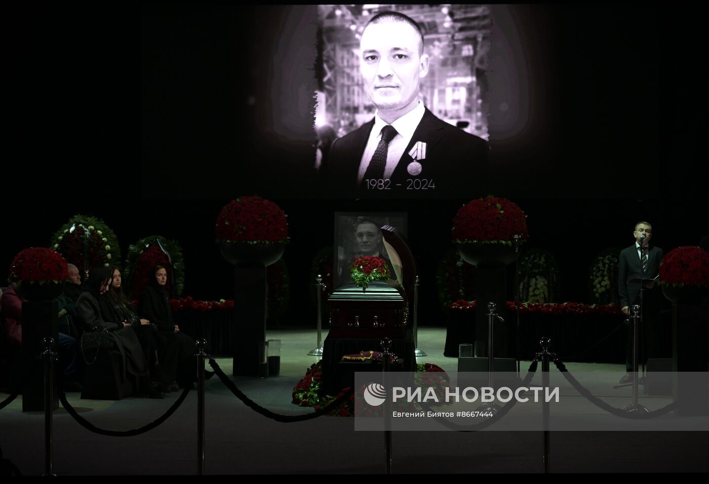 Прощание с погибшим в зоне СВО военкором "Известий" Семеном Ереминым