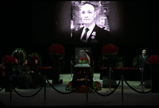 Прощание с погибшим в зоне СВО военкором "Известий" Семеном Ереминым