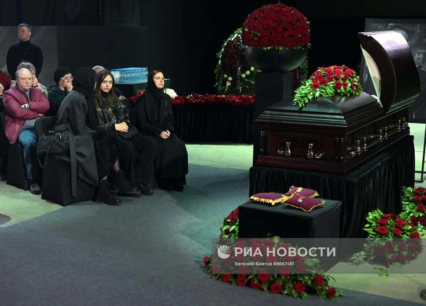 Прощание с погибшим в зоне СВО военкором "Известий" Семеном Ереминым