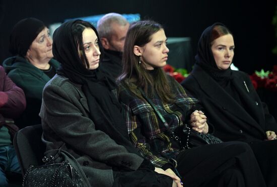 Прощание с погибшим в зоне СВО военкором "Известий" Семеном Ереминым