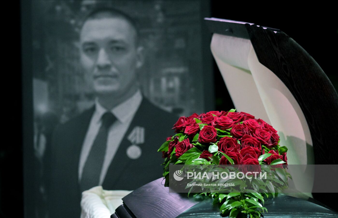 Прощание с погибшим в зоне СВО военкором "Известий" Семеном Ереминым