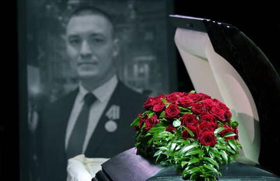 Прощание с погибшим в зоне СВО военкором "Известий" Семеном Ереминым