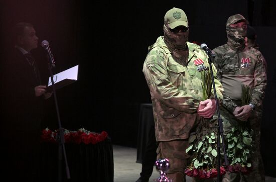 Прощание с погибшим в зоне СВО военкором "Известий" Семеном Ереминым