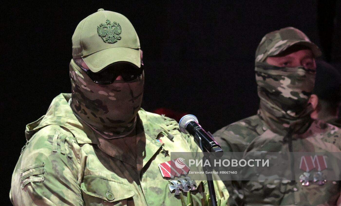 Прощание с погибшим в зоне СВО военкором "Известий" Семеном Ереминым