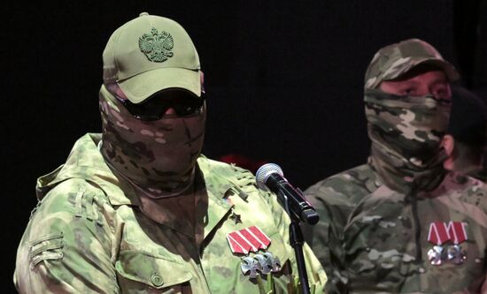 Прощание с погибшим в зоне СВО военкором "Известий" Семеном Ереминым