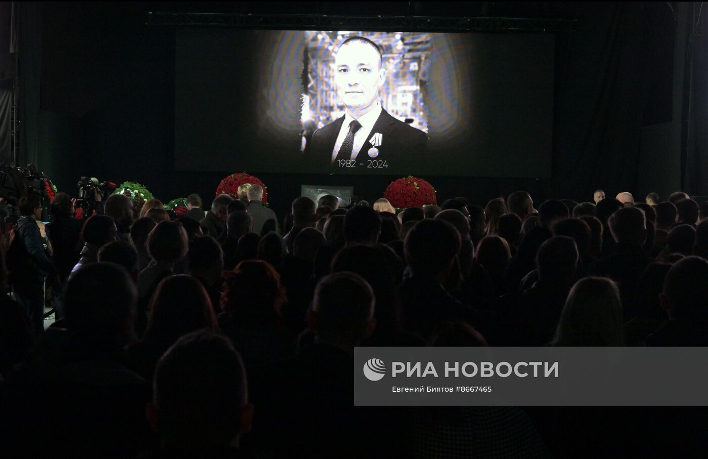 Прощание с погибшим в зоне СВО военкором "Известий" Семеном Ереминым