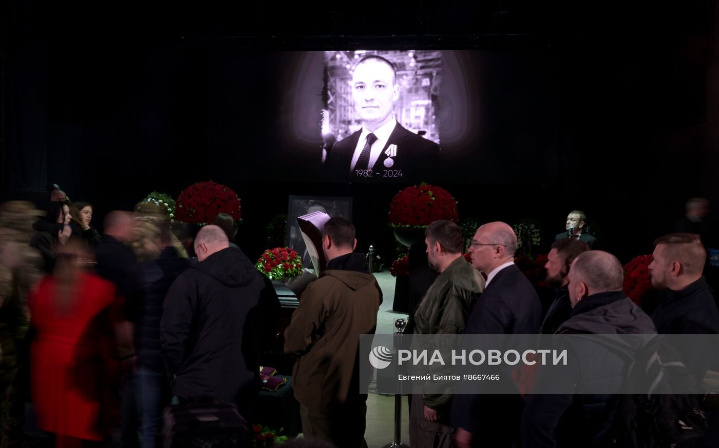 Прощание с погибшим в зоне СВО военкором "Известий" Семеном Ереминым