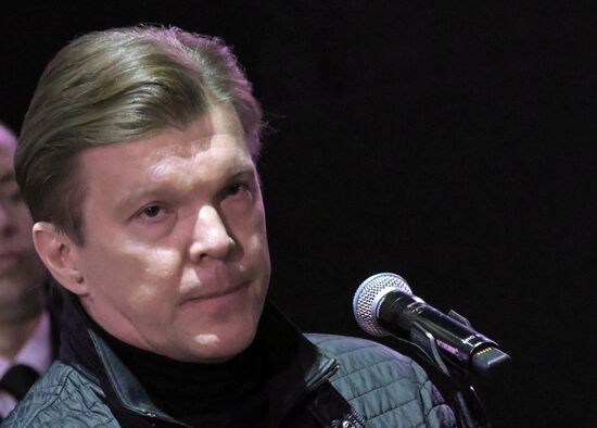 Прощание с погибшим в зоне СВО военкором "Известий" Семеном Ереминым