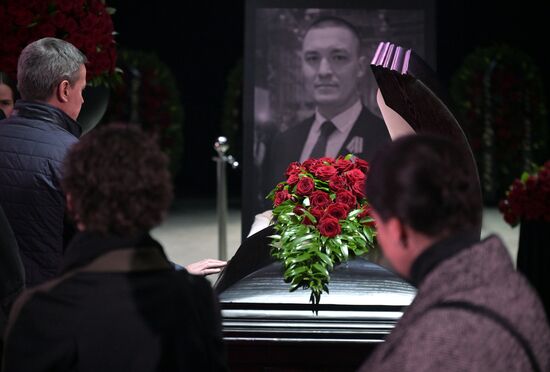 Прощание с погибшим в зоне СВО военкором "Известий" Семеном Ереминым