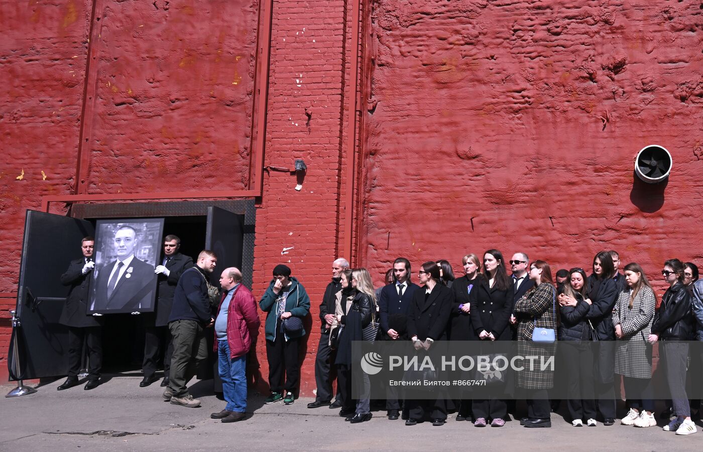 Прощание с погибшим в зоне СВО военкором "Известий" Семеном Ереминым