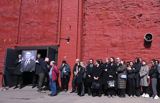Прощание с погибшим в зоне СВО военкором "Известий" Семеном Ереминым