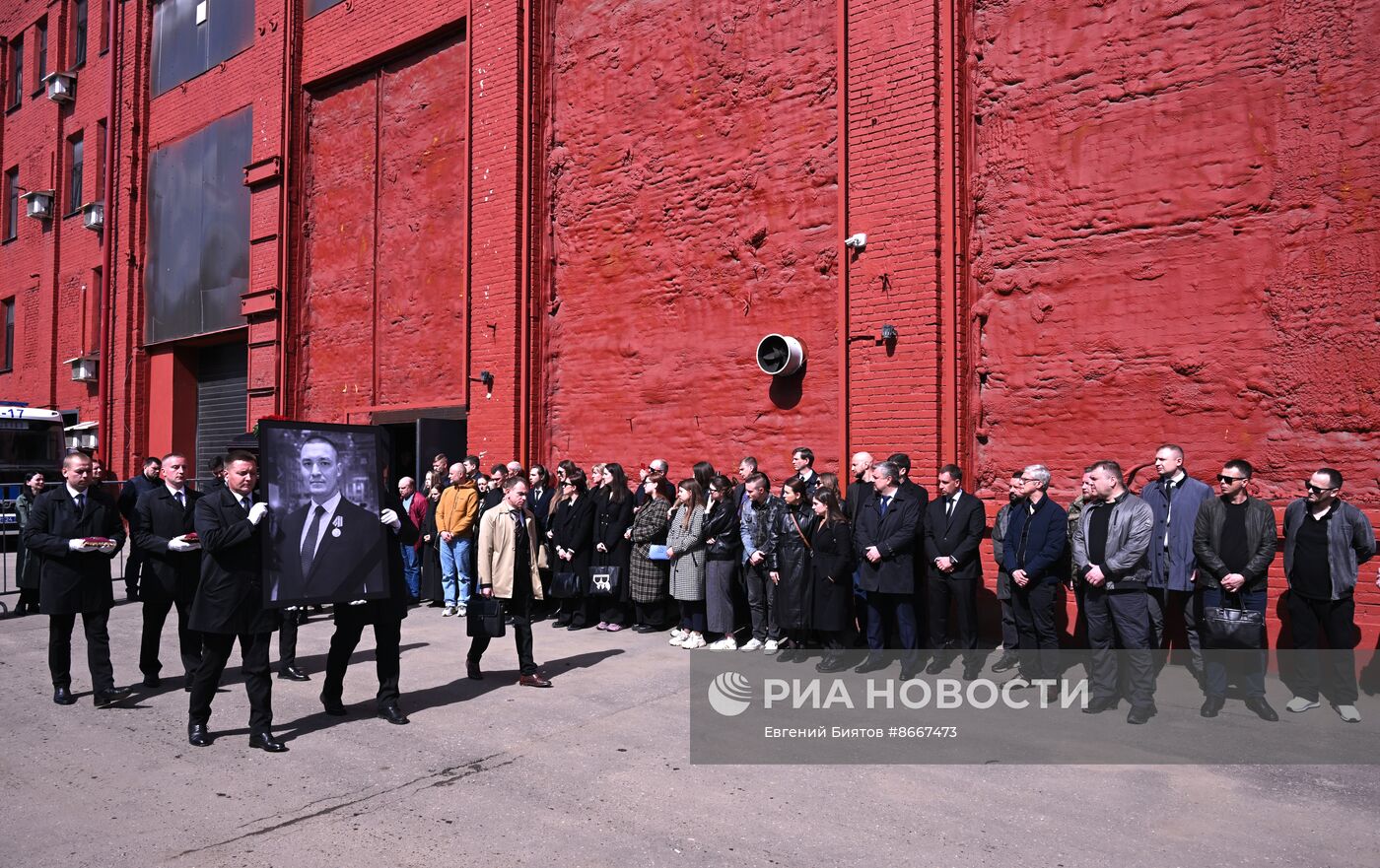 Прощание с погибшим в зоне СВО военкором "Известий" Семеном Ереминым