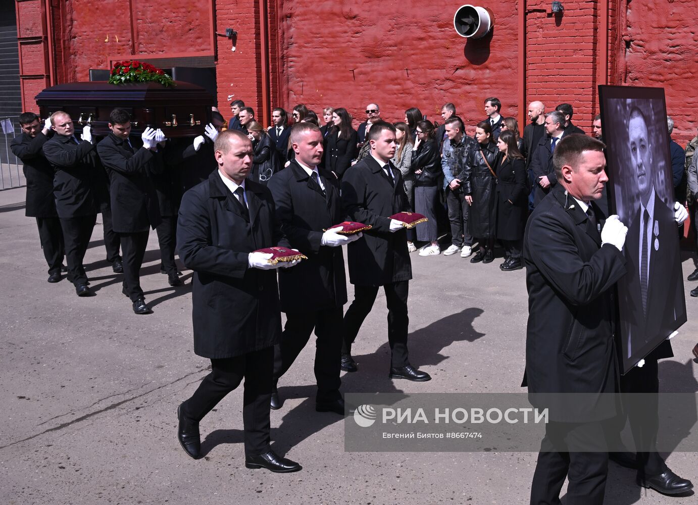 Прощание с погибшим в зоне СВО военкором "Известий" Семеном Ереминым