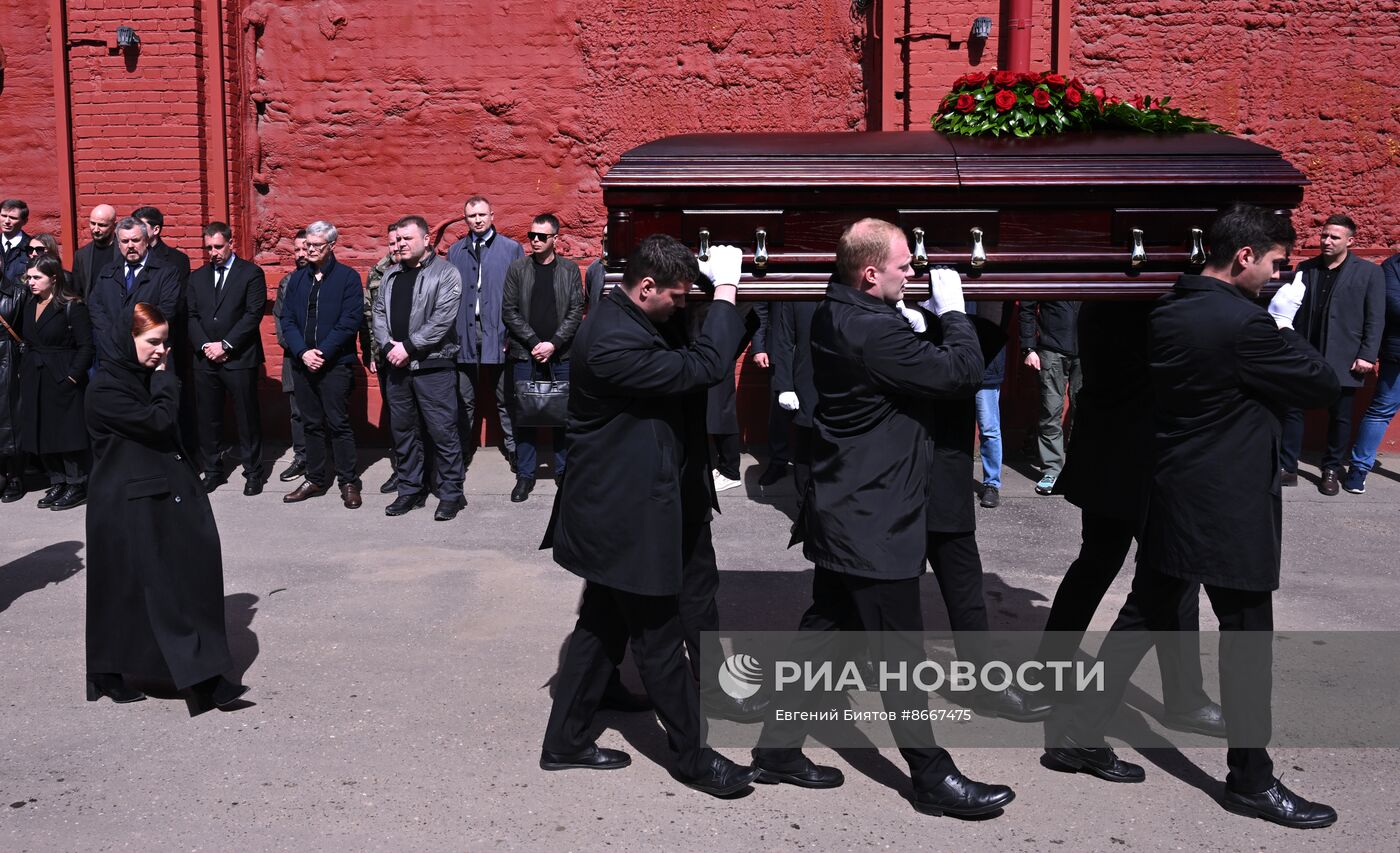 Прощание с погибшим в зоне СВО военкором "Известий" Семеном Ереминым