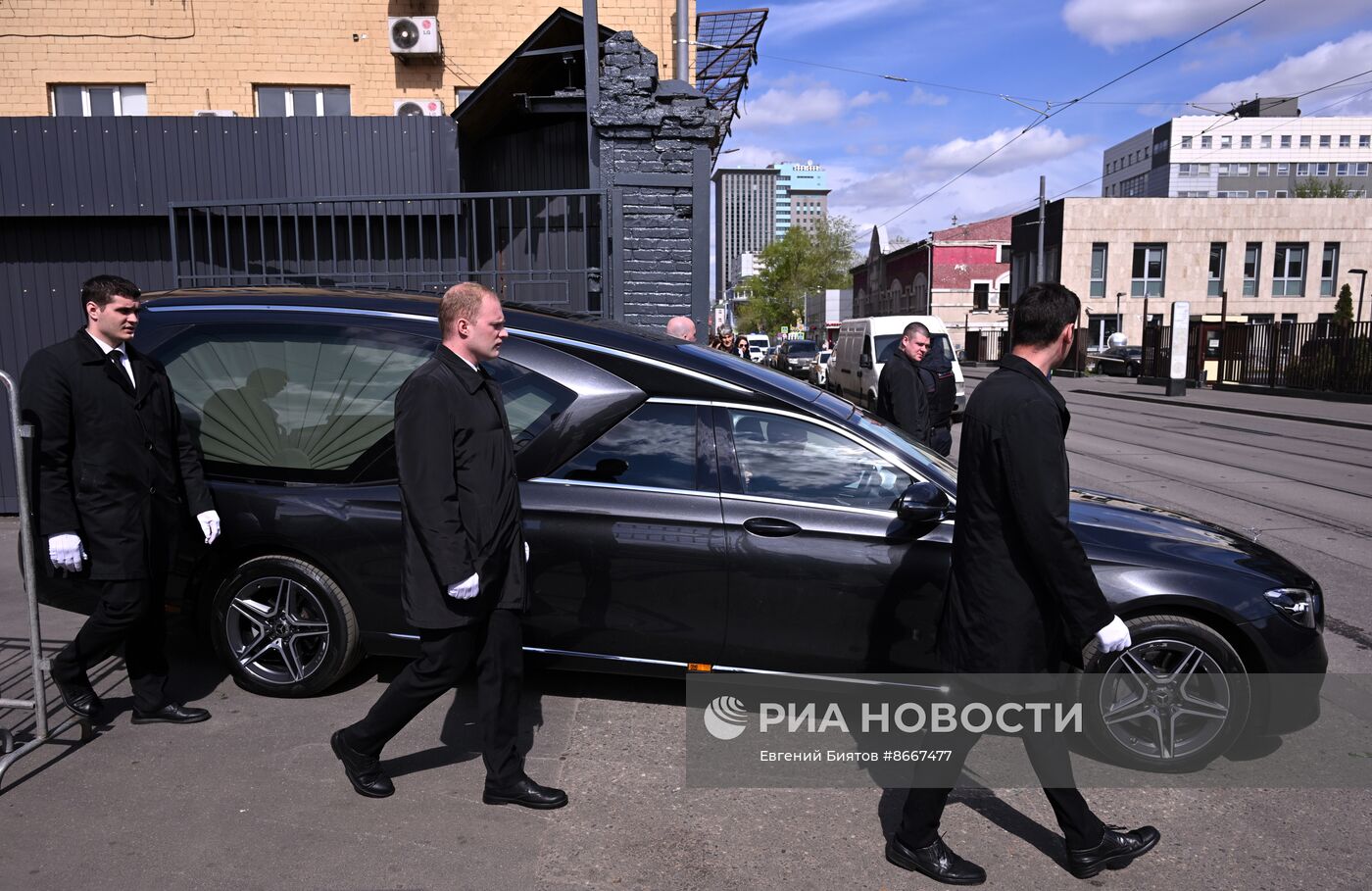 Прощание с погибшим в зоне СВО военкором "Известий" Семеном Ереминым