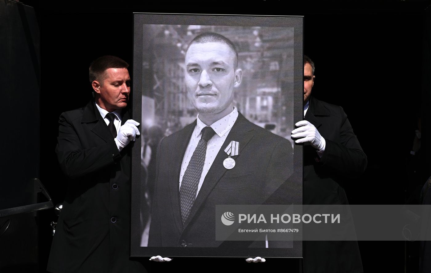 Прощание с погибшим в зоне СВО военкором "Известий" Семеном Ереминым