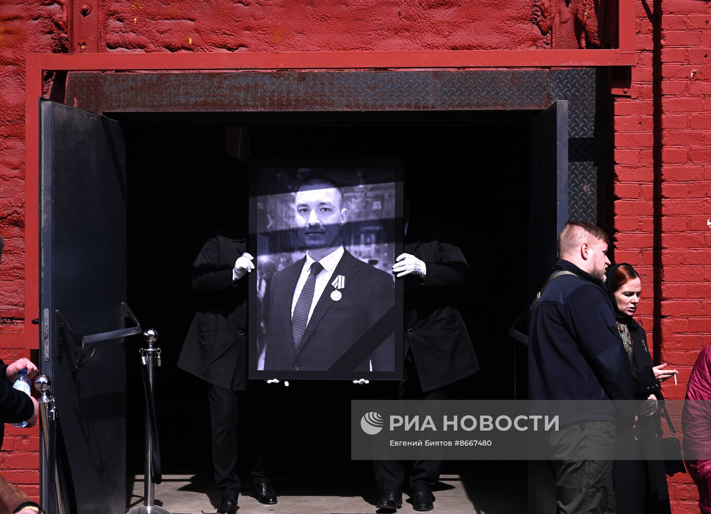 Прощание с погибшим в зоне СВО военкором "Известий" Семеном Ереминым