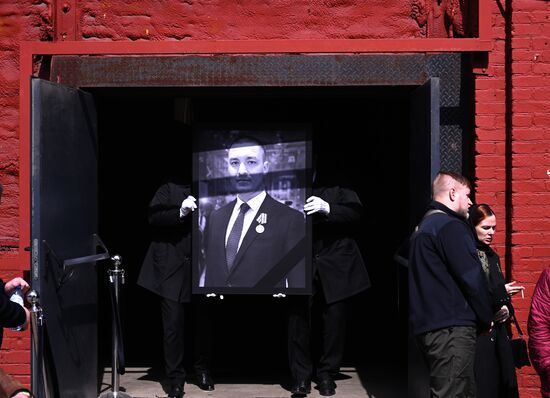 Прощание с погибшим в зоне СВО военкором "Известий" Семеном Ереминым