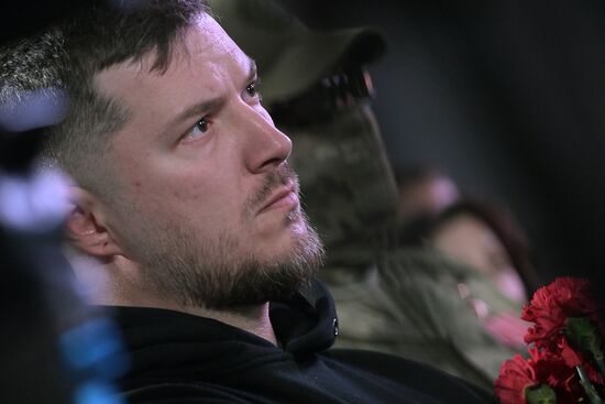 Прощание с погибшим в зоне СВО военкором "Известий" Семеном Ереминым