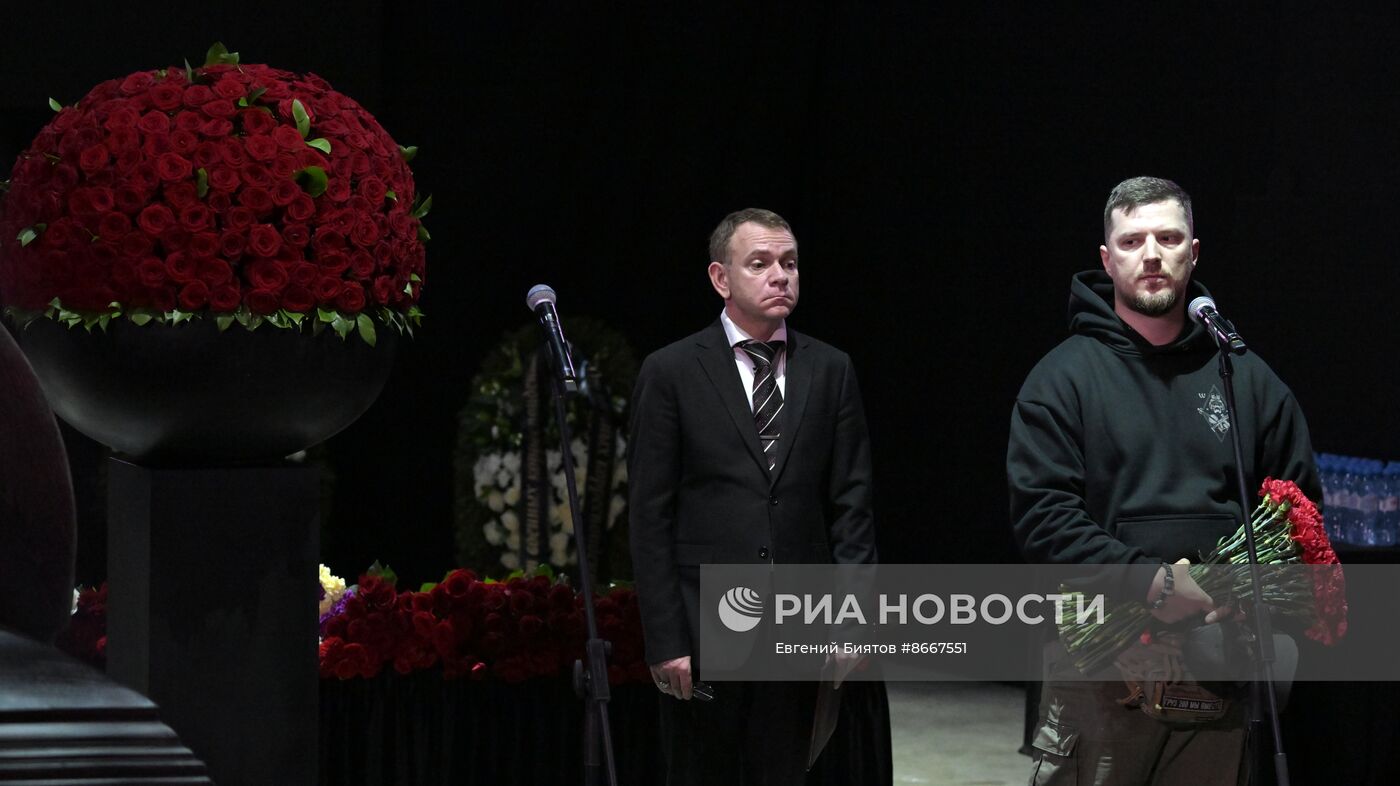 Прощание с погибшим в зоне СВО военкором "Известий" Семеном Ереминым