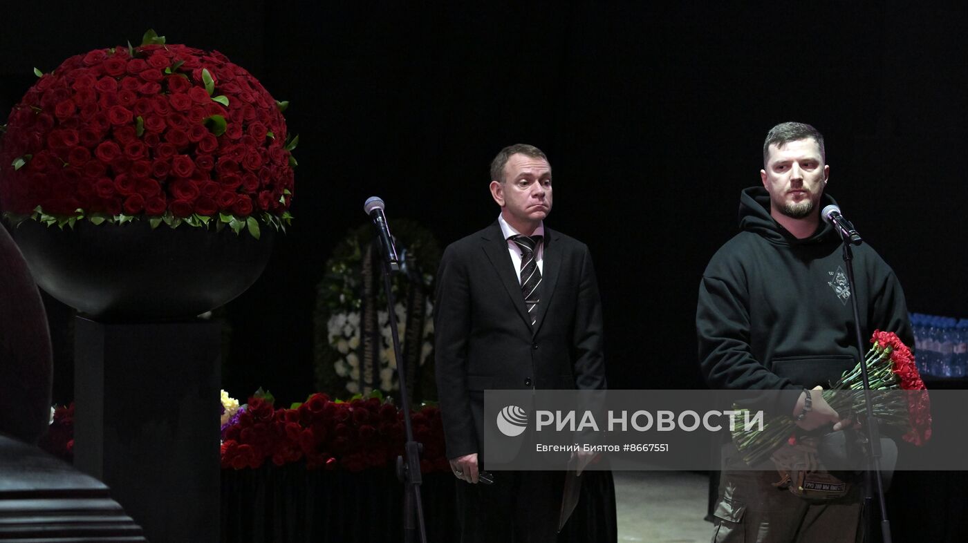 Прощание с погибшим в зоне СВО военкором "Известий" Семеном Ереминым