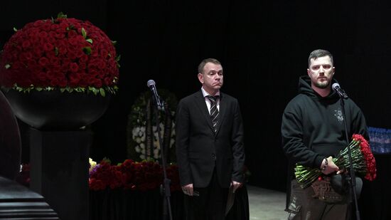 Прощание с погибшим в зоне СВО военкором "Известий" Семеном Ереминым