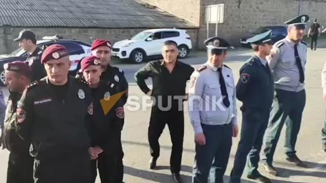 В Тавушском районе Армении полиция не дает блокировать трассу