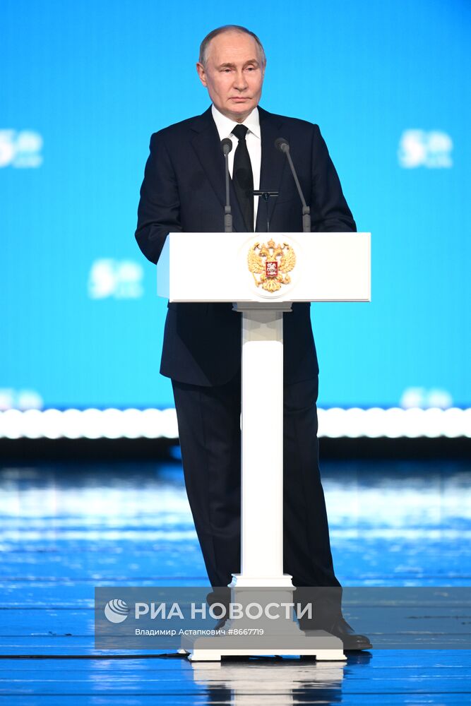 Президент Владимир Путин принял участие в торжественном мероприятии по случаю празднования 50-летия с начала строительства БАМа