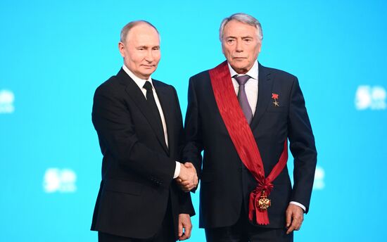 Президент Владимир Путин принял участие в торжественном мероприятии по случаю празднования 50-летия с начала строительства БАМа