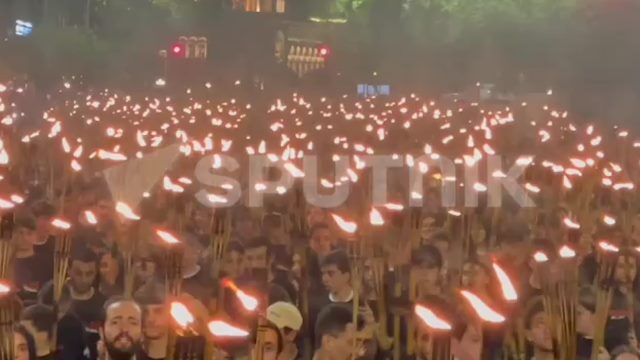 Видео Sputnik. Факельное шествие в Ереване уже на проспекте Маштоца