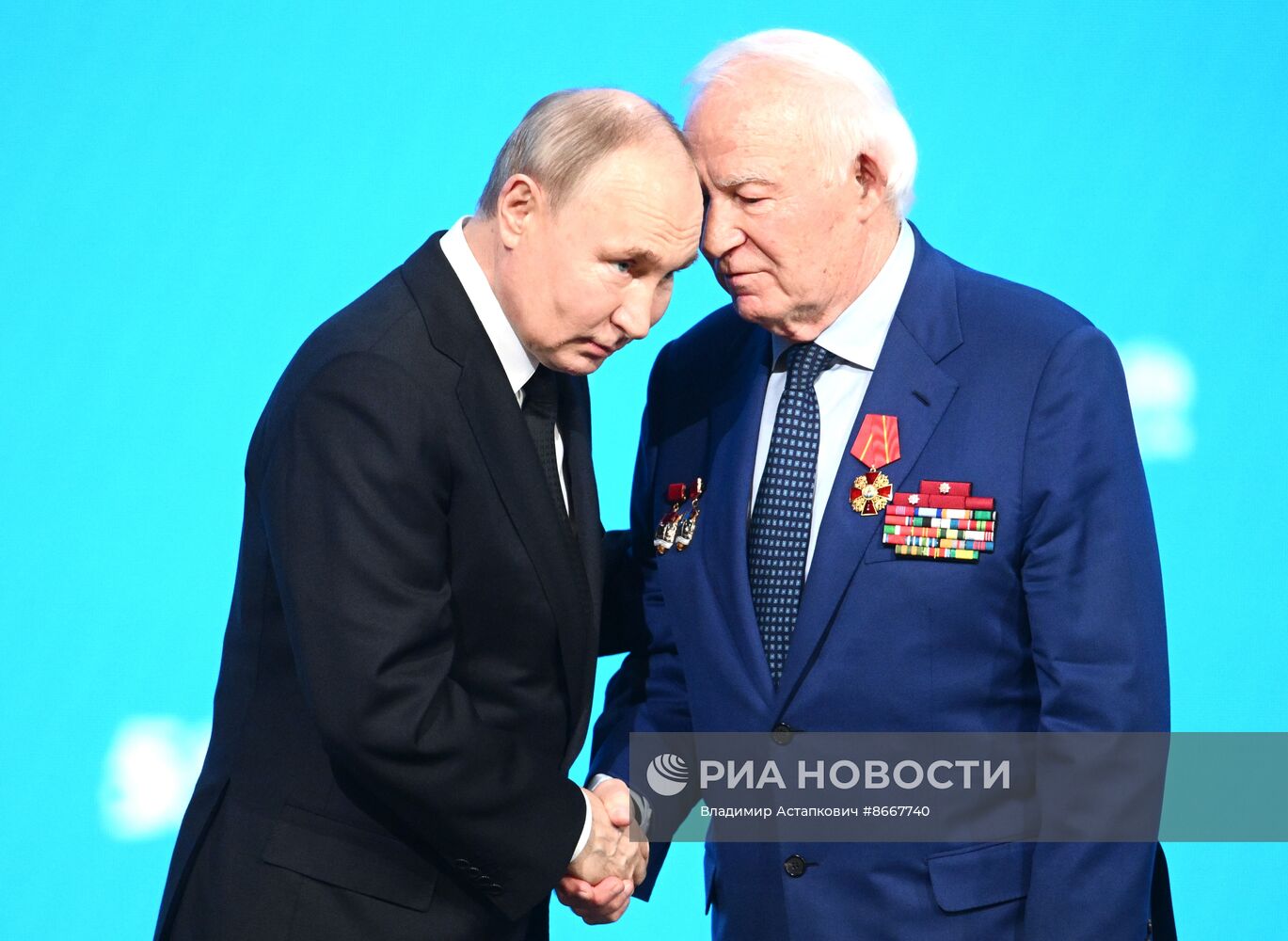 Президент Владимир Путин принял участие в торжественном мероприятии по случаю празднования 50-летия с начала строительства БАМа