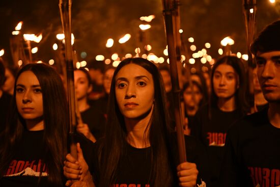Факельное шествие в память о погибших в Османской империи армянах