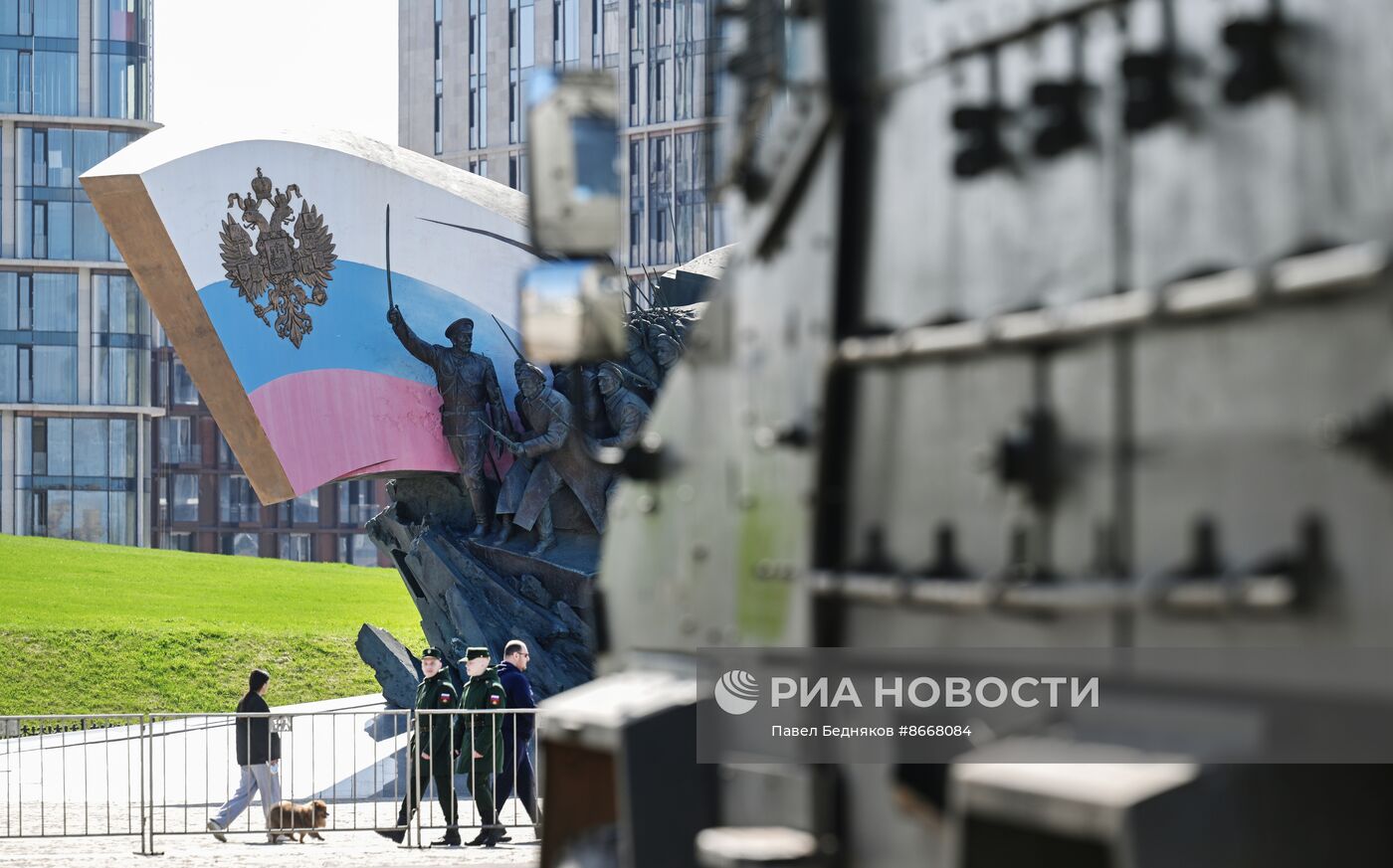 Подготовка к выставке трофейного вооружения и техники на Поклонной горе