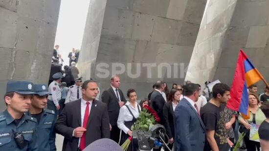 Журналисты пытались пробиться к Анне Акопян, когда присутствующие в Мемориале кричали "Никол - турок"