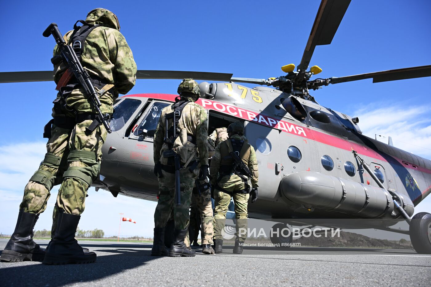 Занятия спецназа Росгвардии по беспарашютному десантированию с вертолета