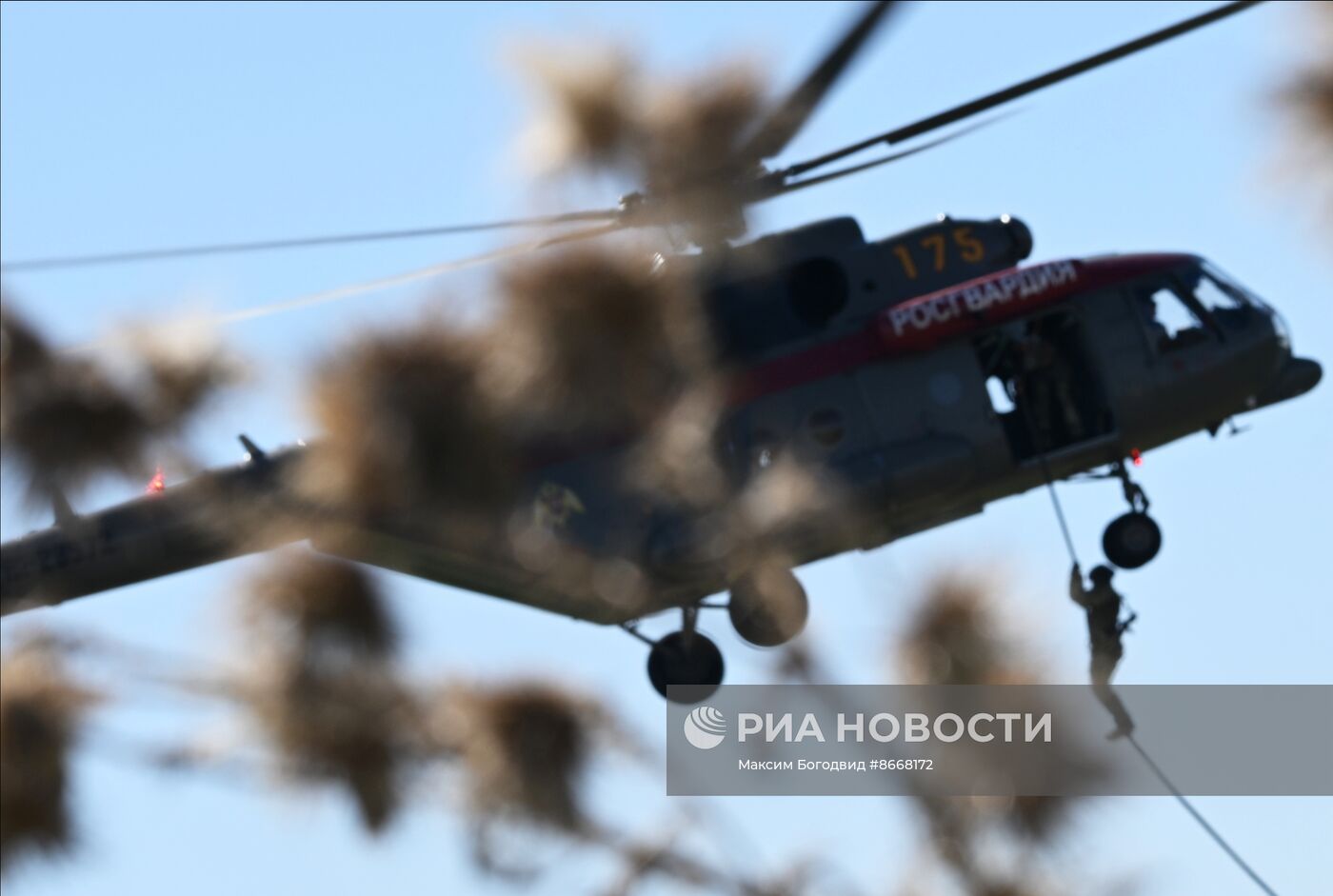 Занятия спецназа Росгвардии по беспарашютному десантированию с вертолета