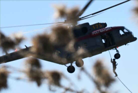 Занятия спецназа Росгвардии по беспарашютному десантированию с вертолета
