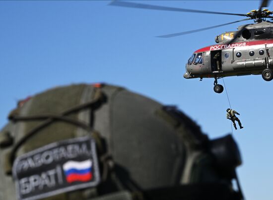 Занятия спецназа Росгвардии по беспарашютному десантированию с вертолета
